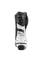 Alpinestars Supertech R Vented Stiefel, Motorrad-Rennstiefel, Schwarz und Weiß, Rückansicht mit weißen perforierten Mikrofaser-Einsätzen, schwarzem TPU-Fersenschutz mit Alpinestars-Logo und verstellbarem Verschlusssystem