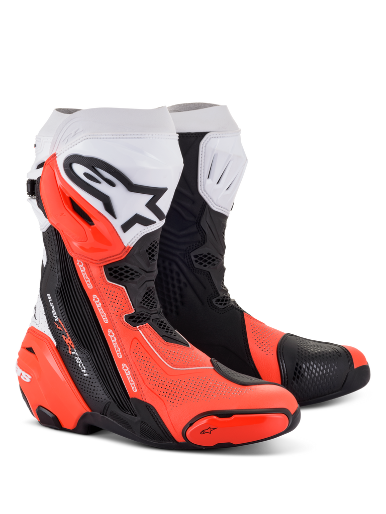 Alpinestars Supertech R Vented Stiefel, Motorrad-Rennstiefel, Schwarz, Weiß und Fluo-Rot, mit umfassender Perforation für Luftzirkulation, TPU-Schutzkomponenten und einem schlanken aerodynamischen Design.