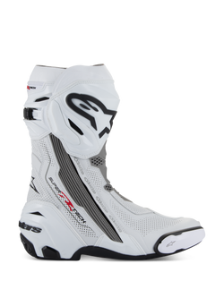 Alpinestars Supertech R Vented Stiefel, Motorradrennstiefel, Weiß mit mittelgrauen und schwarzen Akzenten, Seitenansicht mit perforierten Mikrofaser-Einsätzen für Luftzirkulation, großes schwarz-weißes Alpinestars-Logo am Schienbein, aerodynamisches Design mit austauschbaren Schleifern und schwarzer Gummisohle.