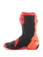 Alpinestars Supertech R Vented Stiefel, Racing-Motorradstiefel, Hellrot und Rot-Fluo mit schwarzen Akzenten, Seitenansicht mit umfangreichen Perforationen für maximalen Luftstrom und TPU-Schutzpaneelen.