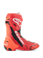 Alpinestars Supertech R Vented Stiefel, Motorradrennstiefel, Hellrot und Fluo-Rot mit weißen und schwarzen Akzenten, Seitenansicht mit Perforationen für Atmungsaktivität, weißes Astar-Logo am Schienbein, TPU-Zehen- und Fersenschleifer, professionelles Schuhwerk für die Rennstrecke