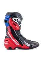Alpinestars Honda Supertech R Stiefel, Racing-Motorradstiefel, Schwarz, leuchtendes Rot und Blau, mit weißem Honda-Branding auf rotem Seitenpanel, Alpinestars-Logo auf dem Schienbein, blauer Gamasche oben, schlankes aerodynamisches Design mit fortschrittlichem TPU-Schutz