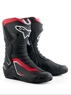 Alpinestars Honda SMX-6 V3 Stiefel, Performance-Motorradstiefel, Schwarz, leuchtendes Rot und Weiß, mit TPU-Schienbein- und Knöchelschutz, belüfteten Mesh-Einsätzen und modernem aerodynamischen Profil mit Honda-Branding.