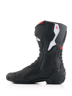 Alpinestars Honda SMX-6 V3 Stiefel, Performance-Motorradstiefel, Schwarz mit leuchtend roten und weißen Akzenten, mediales Seitenprofil, mit strapazierfähiger Mikrofaser-Konstruktion, TPU-Schutzpaneelen und geprägtem Honda-Branding.