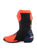Alpinestars Supertech R Vented MM93 Replica Stiefel, Motorrad-Rennstiefel, Fluorot, Dunkelblau und Schwarz, mediale Seitenansicht, mit perforiertem Obermaterial aus Mikrofaser, TPU-Schutzplatten und schlankem Performance-Design.