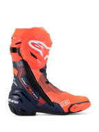 Alpinestars Supertech R Vented MM93 Replica Stiefel, Motorrad-Rennstiefel, Leuchtrot und Dunkelblau mit schwarzen Akzenten, mit perforiertem Mikrofaser-Obermaterial zur Belüftung, weißem Alpinestars-Logo am Schienbein und der Startnummer 93 im Zehenbereich.