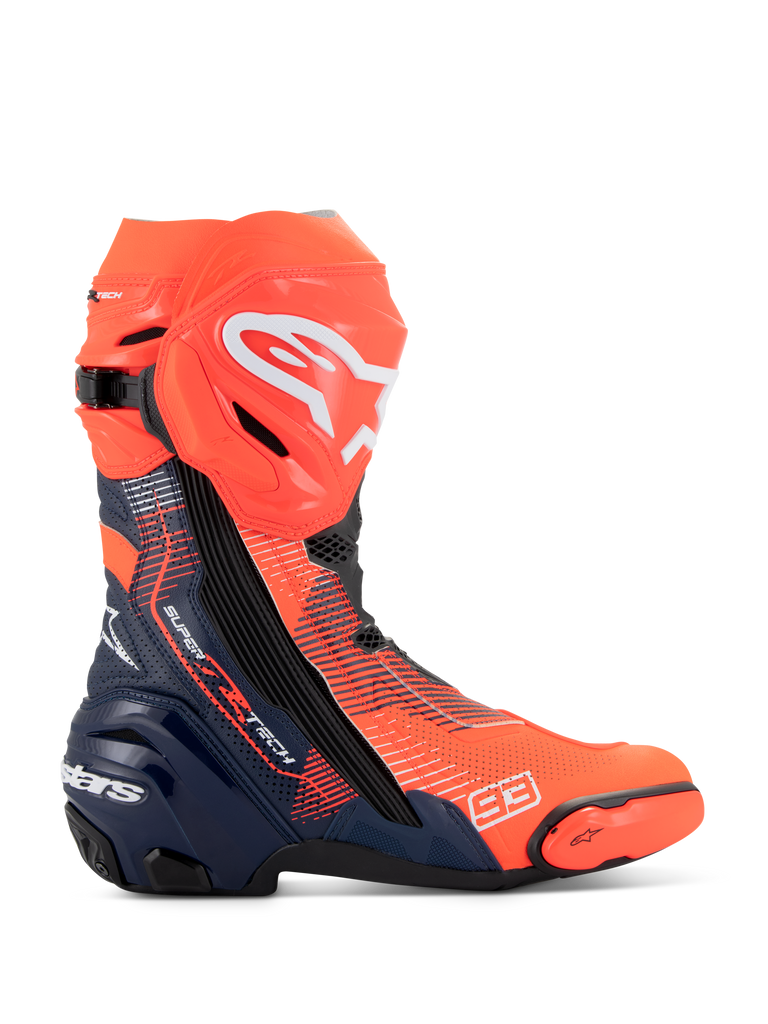 Alpinestars Supertech R Vented MM93 Replica Stiefel, Motorrad-Rennstiefel, Leuchtrot und Dunkelblau mit schwarzen Akzenten, mit perforiertem Mikrofaser-Obermaterial zur Belüftung, weißem Alpinestars-Logo am Schienbein und der Startnummer 93 im Zehenbereich.