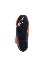 Alpinestars Supertech R Vented MM93 Replica Stiefel, Sohlenansicht mit schwarzer Gummiaußensohle und weißem Stern-Logo, strukturiertes Grip-Muster für Fußrasten, fluoreszierend rote und dunkelblaue Akzente, Racing-Performance-Schuhdesign