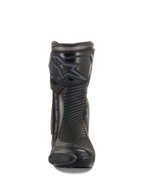 Alpinestars SMX Plus V2 Stiefel, Renn- und Sport-Motorradstiefel, Schwarz und Dunkelgrau, Vorderansicht mit konturiertem TPU-Schienbeinschutz und Alpinestars-Logo, Akkordeon-Flex-Zonen für Bewegungsfreiheit und einem schlanken, aerodynamischen Profil für Performance-Fahrten.