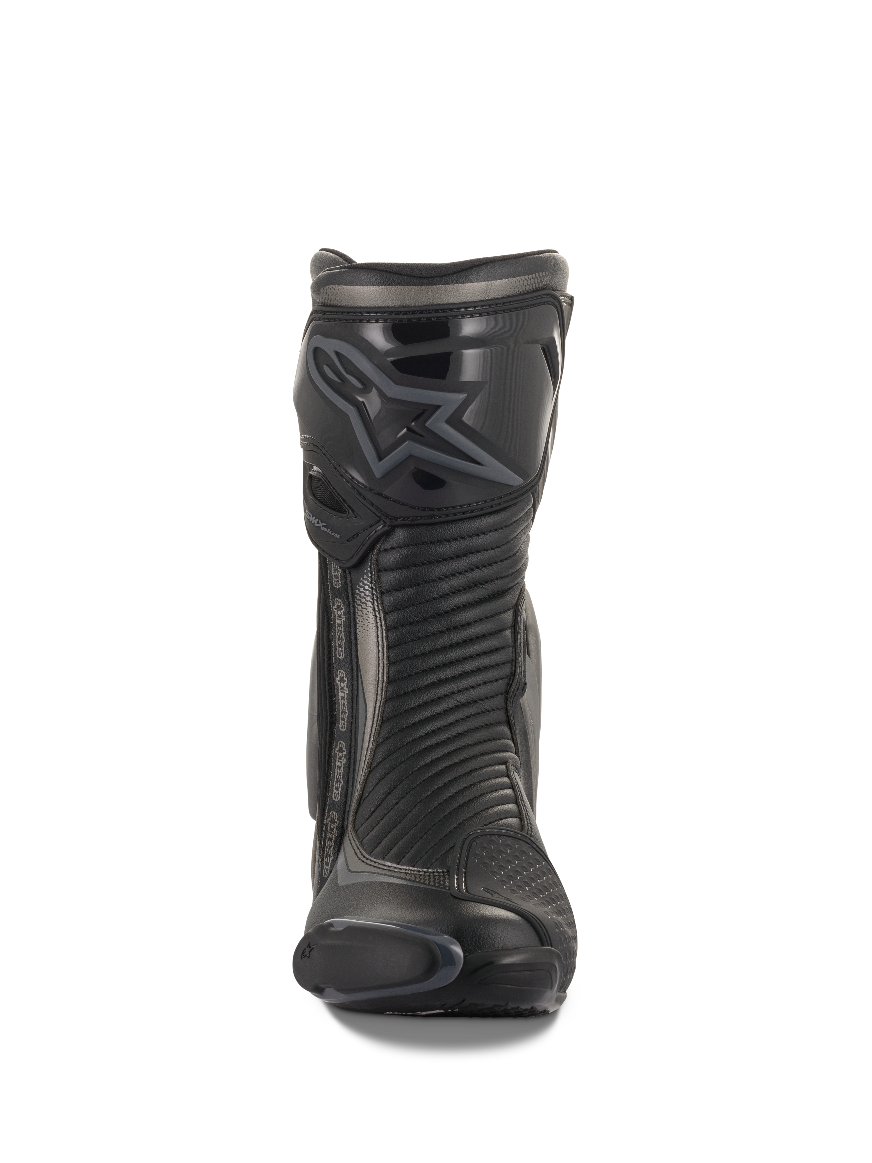 Alpinestars SMX Plus V2 Stiefel, Renn- und Sport-Motorradstiefel, Schwarz und Dunkelgrau, Vorderansicht mit konturiertem TPU-Schienbeinschutz und Alpinestars-Logo, Akkordeon-Flex-Zonen für Bewegungsfreiheit und einem schlanken, aerodynamischen Profil für Performance-Fahrten.