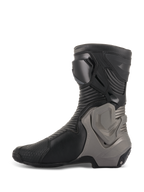 Alpinestars SMX Plus V2 Stiefel, Motorrad-Rennstiefel, Schwarz und Dunkelgrau, Seitenprofil mit Obermaterial aus Mikrofaser, Akkordeon-Flex-Einsätzen und grauem Multi-Link Control Knöchelschutzsystem