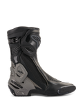 Alpinestars SMX Plus V2 Stiefel, Motorrad-Rennstiefel, Schwarz und Dunkelgrau, Seitenprofil mit fortschrittlicher TPU-Schienbeinplatte und Fersenkappe, Multi-Link Control System, flexiblen Akkordeon-Zonen, seitlichem Reißverschluss und aerodynamischer Mikrofaser-Konstruktion für Performance-Fahrten