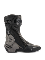 Alpinestars SMX Plus V2 Stiefel, Motorrad-Rennstiefel, Schwarz und Dunkelgrau, Seitenprofil mit fortschrittlicher TPU-Schienbeinplatte und Fersenkappe, Multi-Link Control System, flexiblen Akkordeon-Zonen, seitlichem Reißverschluss und aerodynamischer Mikrofaser-Konstruktion für Performance-Fahrten