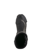 Alpinestars SMX Plus V2 Stiefel, Schwarz und Dunkelgrau, Draufsicht eines einzelnen Motorrad-Rennstiefels, mit strukturierter Schaltverstärkung, Akkordeon-Flexzonen und oben offenem Design, schlankes Performance-Schuhwerk für den Straßeneinsatz