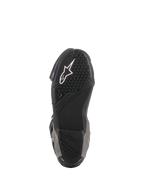 Alpinestars SMX Plus V2 Stiefel, Rennsport/Sport-Motorradstiefel, Schwarz und Dunkelgrau, Unteransicht der texturierten Gummisohle mit weißem Astar-Logo und speziellen Grip-Zonen für Traktion auf den Fußrasten.