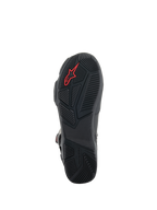 Alpinestars SP-X BOA® Stiefel, schwarze Motorradstiefel, Detailansicht der Gummisohle mit strukturierten Profilmustern, rotem Alpinestars-Logo und asymmetrischem Fersendesign für Stabilität beim Gehen.