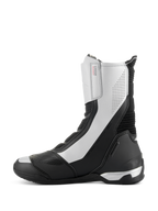 Alpinestars SP-X BOA Stiefel, mittelhohe Sport-Motorradstiefel, Schwarz und Silber, schlankes Seitenprofil mit silbernen Paneelen und perforierten Details, schwarze TPU-Fersenkappe und Alpinestars-Branding.