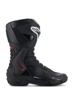 Alpinestars SMX-6 V3 Stiefel, Motorrad-Rennstiefel, Schwarz mit weißen und roten Akzenten, Seitenansicht mit TPU-Knöchelstütze, weißem Schienbein-Logo und texturierten Mesh-Flexzonen, sportliches aerodynamisches Design