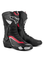Alpinestars SMX-6 V3 Stiefel, Performance-Motorradstiefel, Schwarz, Silber und Rot, mit elegantem Mikrofaser-Obermaterial und TPU-Schutz, roten Akzenten und Alpinestars-Logo an der Außenseite.