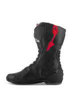 Alpinestars SMX-6 V3 Stiefel, Performance-Motorradstiefel, Schwarz mit roten und silbernen Akzenten, Seitenansicht zeigt Mikrofaser-Konstruktion und schützende TPU-Panele, aus dem Rennsport abgeleitetes Design für Performance auf Rennstrecke und Straße
