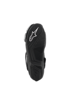 Alpinestars SMX-6 V3 Stiefel, Schwarz, Sohlenansicht mit strukturierter Gummiaußensohle für Grip, weißes Alpinestars-Logo an der Ferse, geprägtes Branding, entwickelt für Performance-Fahrten auf Rennstrecke und Straße.