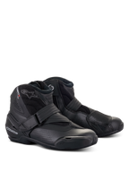 Alpinestars SMX-1 R V2 Vented Boots, niedrig geschnittene Motorradschuhe, komplett schwarzes Design, mit perforiertem Mikrofaser-Obermaterial, TPU-Fersenkappe und Schaltpolster, sicherem Riemen und seitlichem Reißverschluss, Dreiviertelansicht von vorne