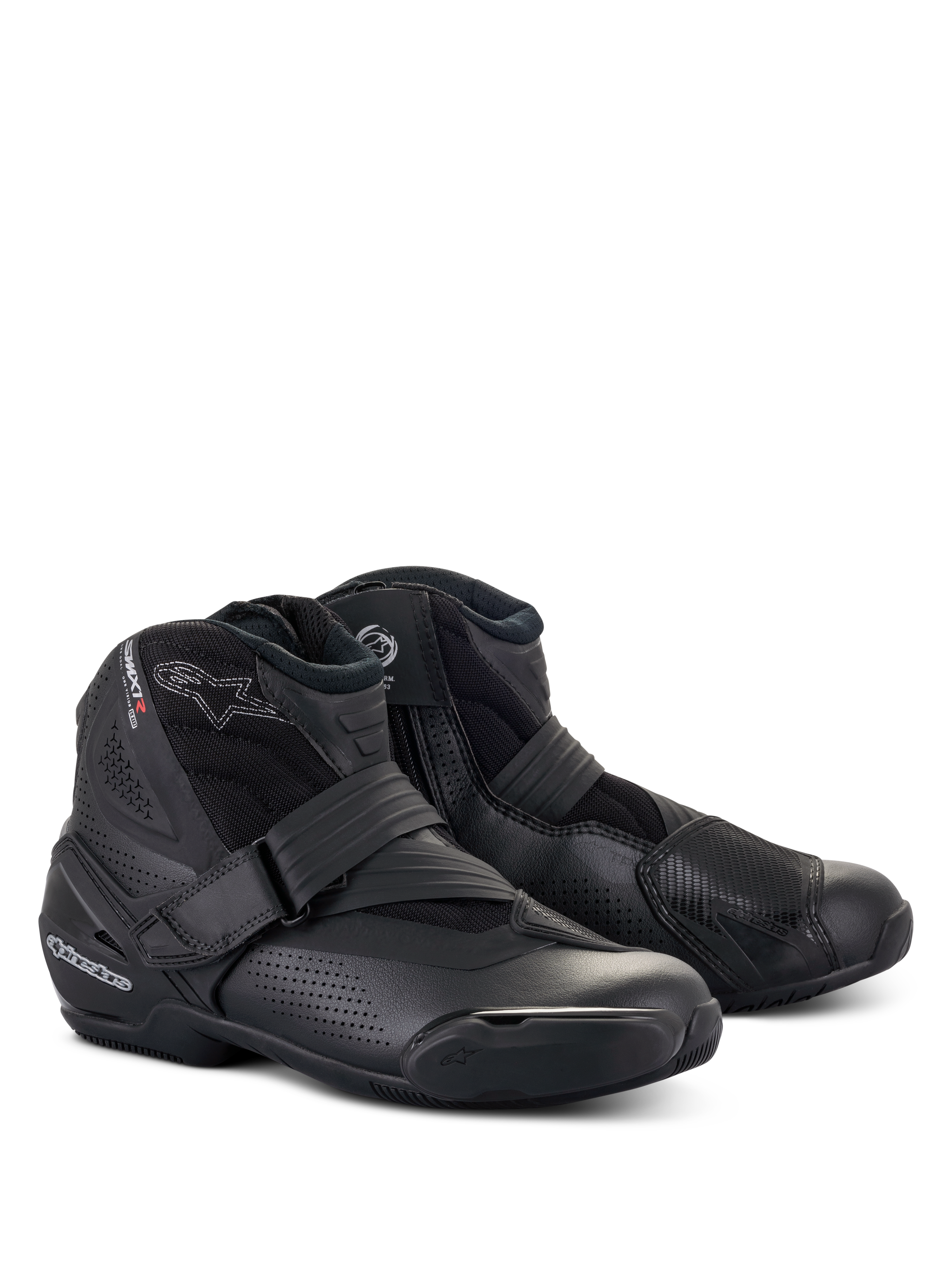 Alpinestars SMX-1 R V2 Vented Boots, niedrig geschnittene Motorradschuhe, komplett schwarzes Design, mit perforiertem Mikrofaser-Obermaterial, TPU-Fersenkappe und Schaltpolster, sicherem Riemen und seitlichem Reißverschluss, Dreiviertelansicht von vorne