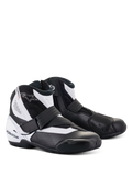 Alpinestars SMX-1 R V2 Vented Boots, niedrig geschnittene Motorradschuhe, Schwarz und Weiß, mit perforiertem Mikrofaser-Obermaterial zur Belüftung, TPU-Fersenkappe und Schaltpolster, seitlicher Reißverschluss mit Riemenverschluss, konzipiert für Performance-Straßen- und Sportfahrten