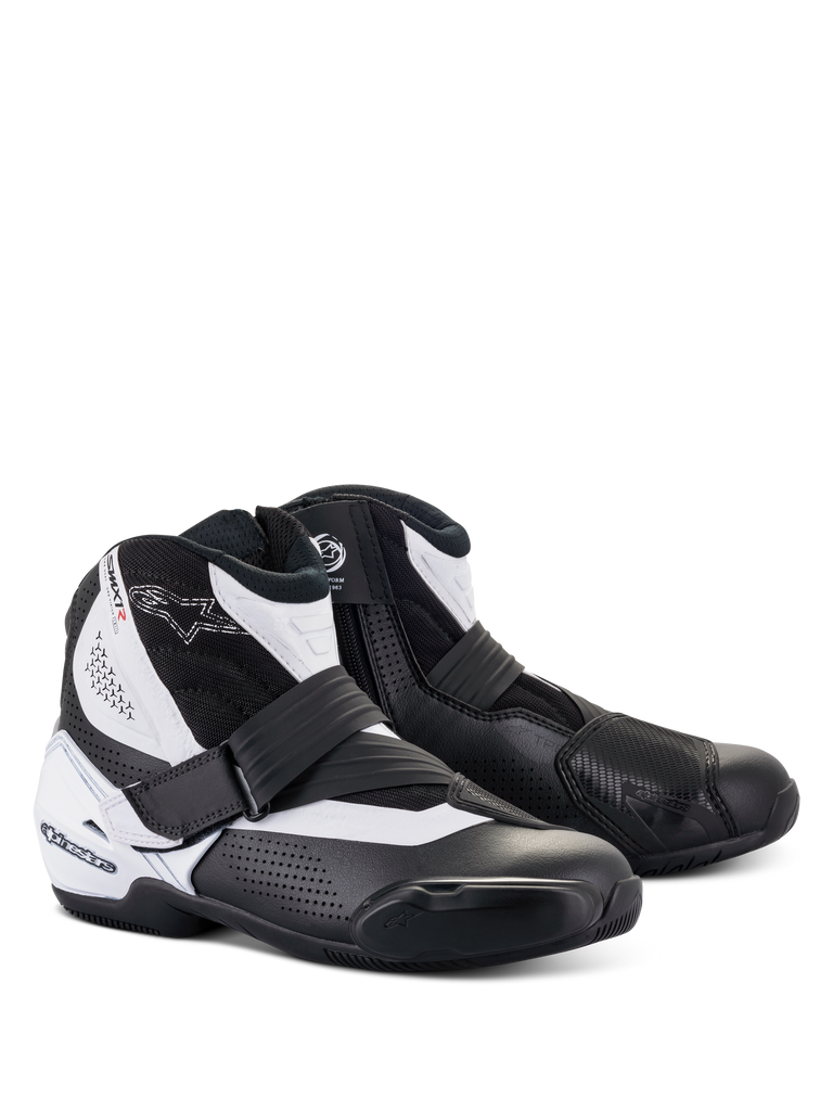 Alpinestars SMX-1 R V2 Vented Boots, niedrig geschnittene Motorradschuhe, Schwarz und Weiß, mit perforiertem Mikrofaser-Obermaterial zur Belüftung, TPU-Fersenkappe und Schaltpolster, seitlicher Reißverschluss mit Riemenverschluss, konzipiert für Performance-Straßen- und Sportfahrten