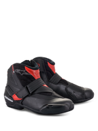 Alpinestars SMX-1 R V2 Vented Stiefel, niedrig geschnittene Motorrad-Fahrschuhe, Schwarz und Rot, mit perforierter Mikrofaser für Luftzirkulation, TPU-Schutz und Riemenverschluss für sportliches Straßenfahren.
