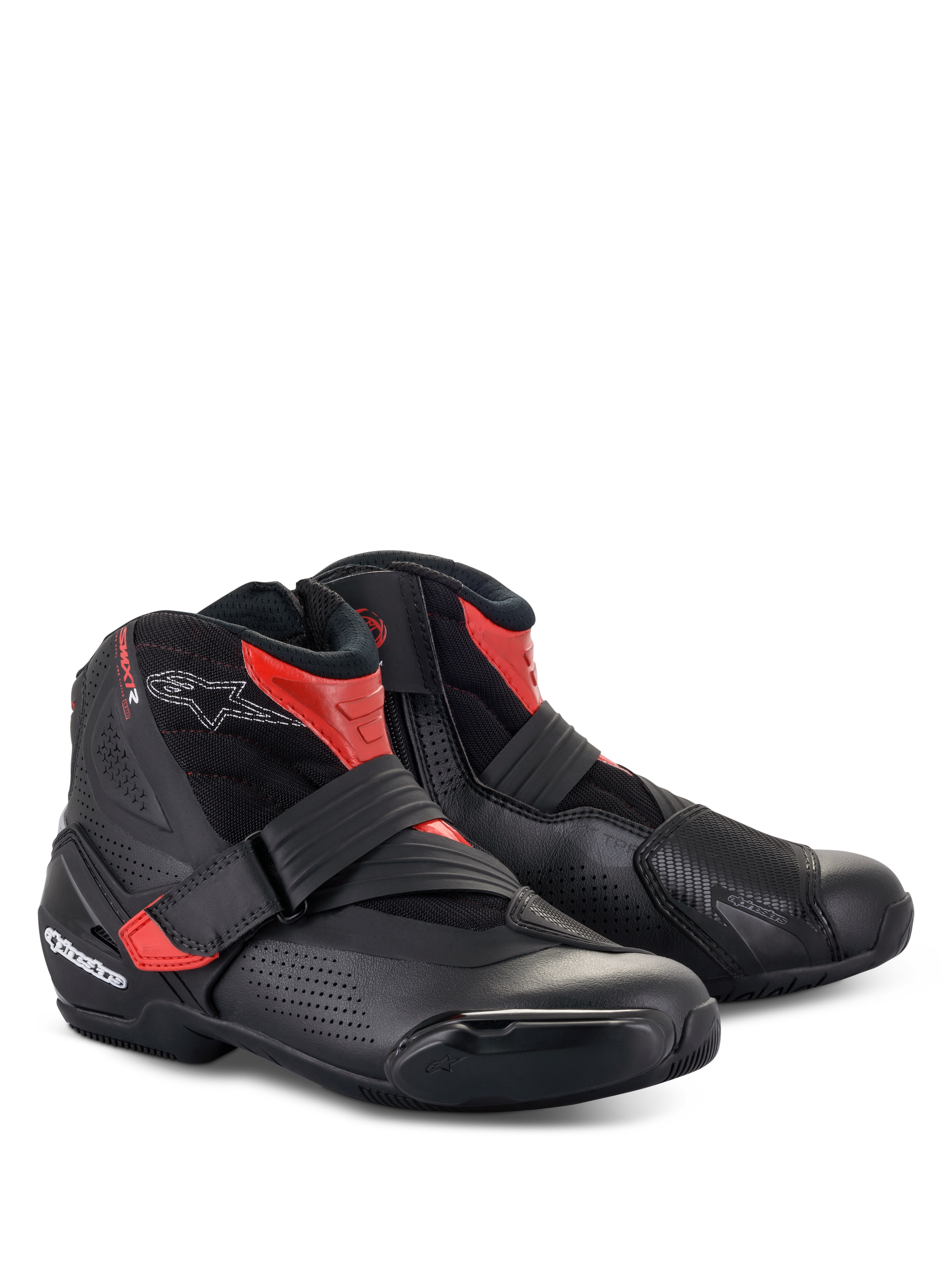 Alpinestars SMX-1 R V2 Vented Stiefel, niedrig geschnittene Motorrad-Fahrschuhe, Schwarz und Rot, mit perforierter Mikrofaser für Luftzirkulation, TPU-Schutz und Riemenverschluss für sportliches Straßenfahren.