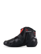 Alpinestars SMX-1 R V2 Vented Stiefel, Schwarz und Rot, niedrig geschnittener Motorradschuh, Seitenansicht mit medialem Reißverschluss, perforiertes Mikrofaser-Obermaterial für Luftzirkulation, rote Akzente an Knöchel und Zunge, Performance-Fußbekleidung für Straßenfahrten.