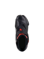 Alpinestars SMX-1 R V2 Vented Stiefel, Schwarz und Rot, Draufsicht mit Blick auf die Fußöffnung und die Oberkonstruktion, mit perforierter Mikrofaser, roten Akzenten und einem breiten Klettverschluss-Riemen am Rist.