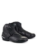 Alpinestars SMX-1 R V2 Stiefel, schwarze, niedrig geschnittene Motorradstiefel, weiße Logos mit roten Akzenten, Klettverschluss und seitlicher Reißverschluss, verstärkter TPU-Schutz, schlankes aerodynamisches Design für Straßen- und Sportfahrten