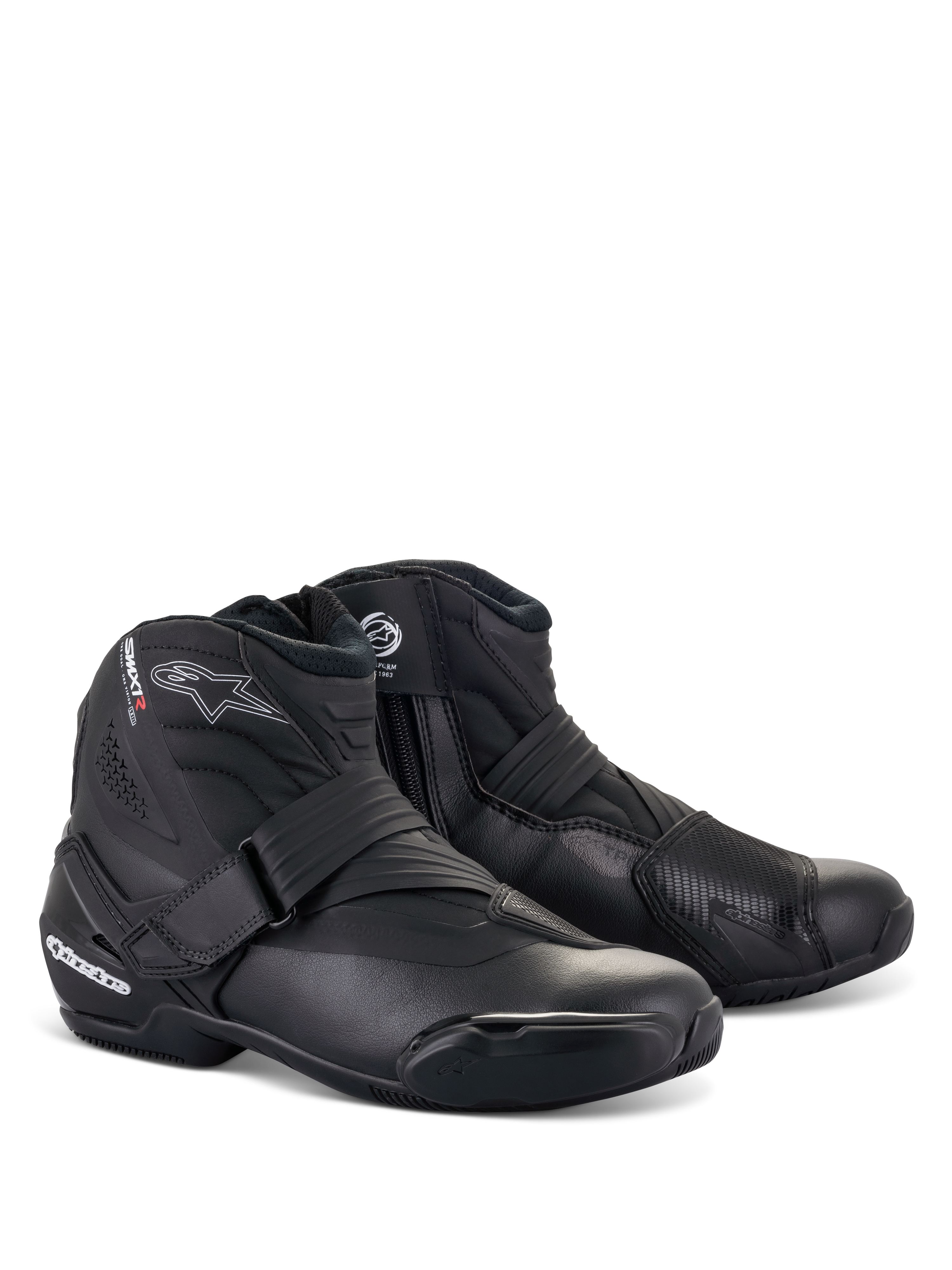 Alpinestars SMX-1 R V2 Stiefel, schwarze, niedrig geschnittene Motorradstiefel, weiße Logos mit roten Akzenten, Klettverschluss und seitlicher Reißverschluss, verstärkter TPU-Schutz, schlankes aerodynamisches Design für Straßen- und Sportfahrten