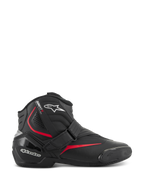 Alpinestars SMX-1 R V2 Stiefel, niedrig geschnittene Performance-Motorradstiefel, Schwarz mit roten und weißen Akzenten, sicherer Klettverschluss, verstärkte TPU-Fersenkappe und Knöchelschutz, Akkordeon-Flexzonen, strukturierte Gummisohle für sportliche Straßenfahrten
