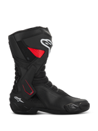Alpinestars SMX-6 V3 Drystar Stiefel, Motorrad-Sportstiefel, schwarz mit roten und weißen Akzenten, Seitenansicht, wasserdichte Mikrofaser-Konstruktion, seitliche TPU-Knöchelstütze mit roten Details, weiße Logos an Schienbein und Ferse, integrierter Zehenschleifer und Mesh-Flexzonen