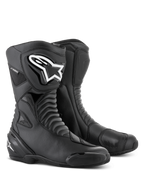 Alpinestars SMX S Waterproof Stiefel in Schwarz, hohe Motorradstiefel mit Akkordeon-Flexzonen, markantem weißen Alpinestars-Logo auf dem TPU-Schienbeinschutz, verstärkten Schaltpolstern und austauschbaren Zehenschleifern, konzipiert für Sport-Touring und Allwetter-Straßenfahrten.