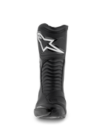 Alpinestars SMX S Waterproof Stiefel, Motorradstiefel, Schwarz, Vorderansicht mit weißem Astar-Logo auf der Schienbeinplatte, Akkordeon-Flex-Einsätzen und strapazierfähiger Mikrofaser-Konstruktion für Sport-Touring.