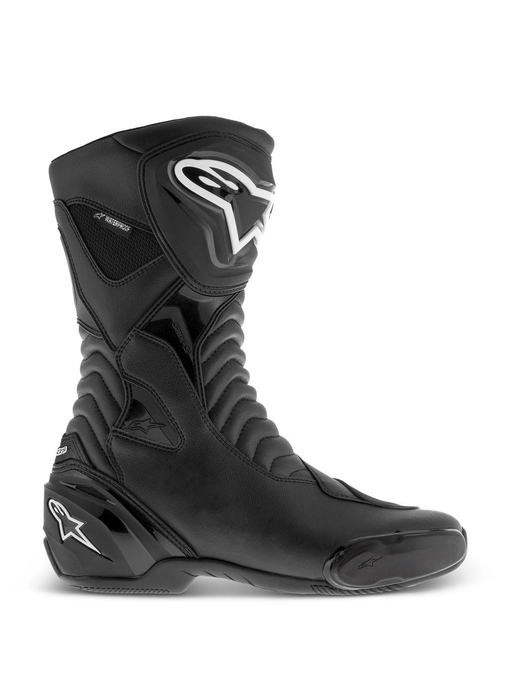 Alpinestars SMX S Waterproof Stiefel, schwarze Motorradstiefel, Seitenprofil-Ansicht mit weißen Logos auf Schienbein und Ferse, strukturierte Akkordeon-Flex-Einsätze, strapazierfähige Mikrofaser-Konstruktion und Waterproof-Branding, schlankes Sport-Touring-Schuhwerk