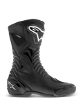 Alpinestars SMX S Waterproof Stiefel, schwarze Motorradstiefel, Seitenprofil-Ansicht mit weißen Logos auf Schienbein und Ferse, strukturierte Akkordeon-Flex-Einsätze, strapazierfähige Mikrofaser-Konstruktion und Waterproof-Branding, schlankes Sport-Touring-Schuhwerk
