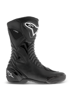 Alpinestars SMX S Waterproof Stiefel, schwarze Motorradstiefel, Seitenprofil-Ansicht mit weißen Logos auf Schienbein und Ferse, strukturierte Akkordeon-Flex-Einsätze, strapazierfähige Mikrofaser-Konstruktion und Waterproof-Branding, schlankes Sport-Touring-Schuhwerk