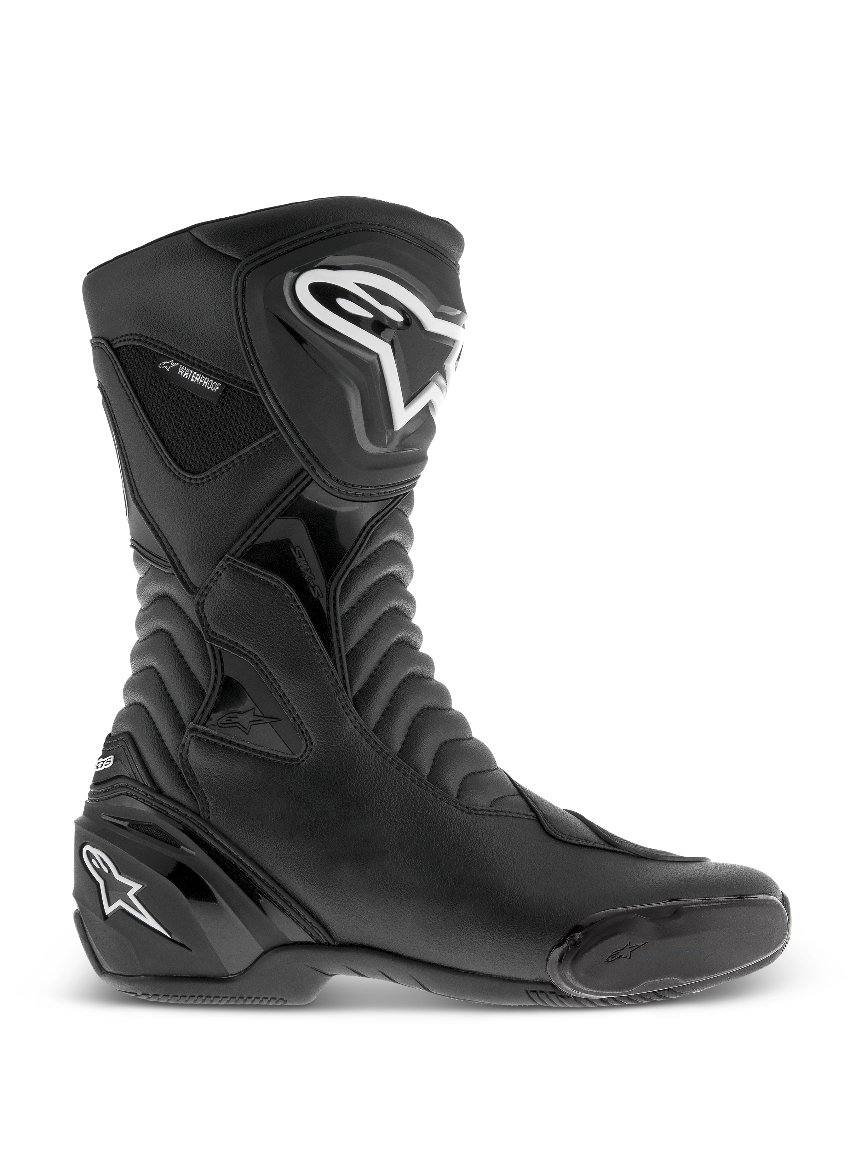 Alpinestars SMX S Waterproof Stiefel, schwarze Motorradstiefel, Seitenprofil-Ansicht mit weißen Logos auf Schienbein und Ferse, strukturierte Akkordeon-Flex-Einsätze, strapazierfähige Mikrofaser-Konstruktion und Waterproof-Branding, schlankes Sport-Touring-Schuhwerk