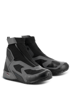 Alpinestars CR-8 GORE-TEX Schuhe, Motorradschuhe, Schwarz, Dunkelgrau und Petrolblau, mit hochgeschnittenem wasserdichtem Design, schrägem Reißverschluss und GORE-TEX-Branding.