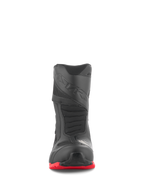 Alpinestars RT-7 Drystar® Stiefel, Motorrad-Tourenstiefel, Schwarz und Rot, Vorderansicht, mit verstärkter Zehenbox, 3D-Druck-Schaltpad und leuchtend roter Profilsohle, wasserdichtes Adventure-Fahrstiefel-Design.
