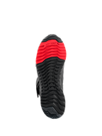 Alpinestars RT-7 Drystar® Stiefel, Sohlenansicht, robustes schwarz-rotes Stollenprofil mit dem TPF Transversal Protection Frame Logo im Vorfußbereich, entwickelt für Fahr- und Gehkomfort