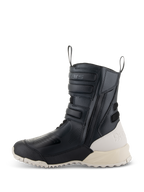 Alpinestars Damen Stella RT-7 Touring Drystar® Stiefel, Schwarz und Weiß, Seitenansicht eines hohen Touren-Motorradstiefels aus Mikrofaser, seitlicher Reißverschluss mit verstellbaren Laschen, kontrastierende cremeweiße Ferse und Sohle