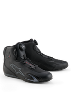Alpinestars Celer Schuhe, Motorradschuhe, Schwarz und Dunkelgrau, mit integriertem Rotor-Verschlusssystem für präzise Passform, technische Mikrofaser-Konstruktion mit perforiertem Stern-Logo, flaches Sportdesign für Rennsport und Straßeneinsatz