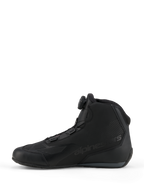 Alpinestars Celer Schuhe, Sport- und Renn-Motorradschuhe, Schwarz und Dunkelgrau, Seitenprofil-Ansicht mit integriertem Rotor-Verschlusssystem-Drehrad, technische Mikrofaser-Konstruktion mit Alpinestars-Branding, stromlinienförmiges Design für Performance