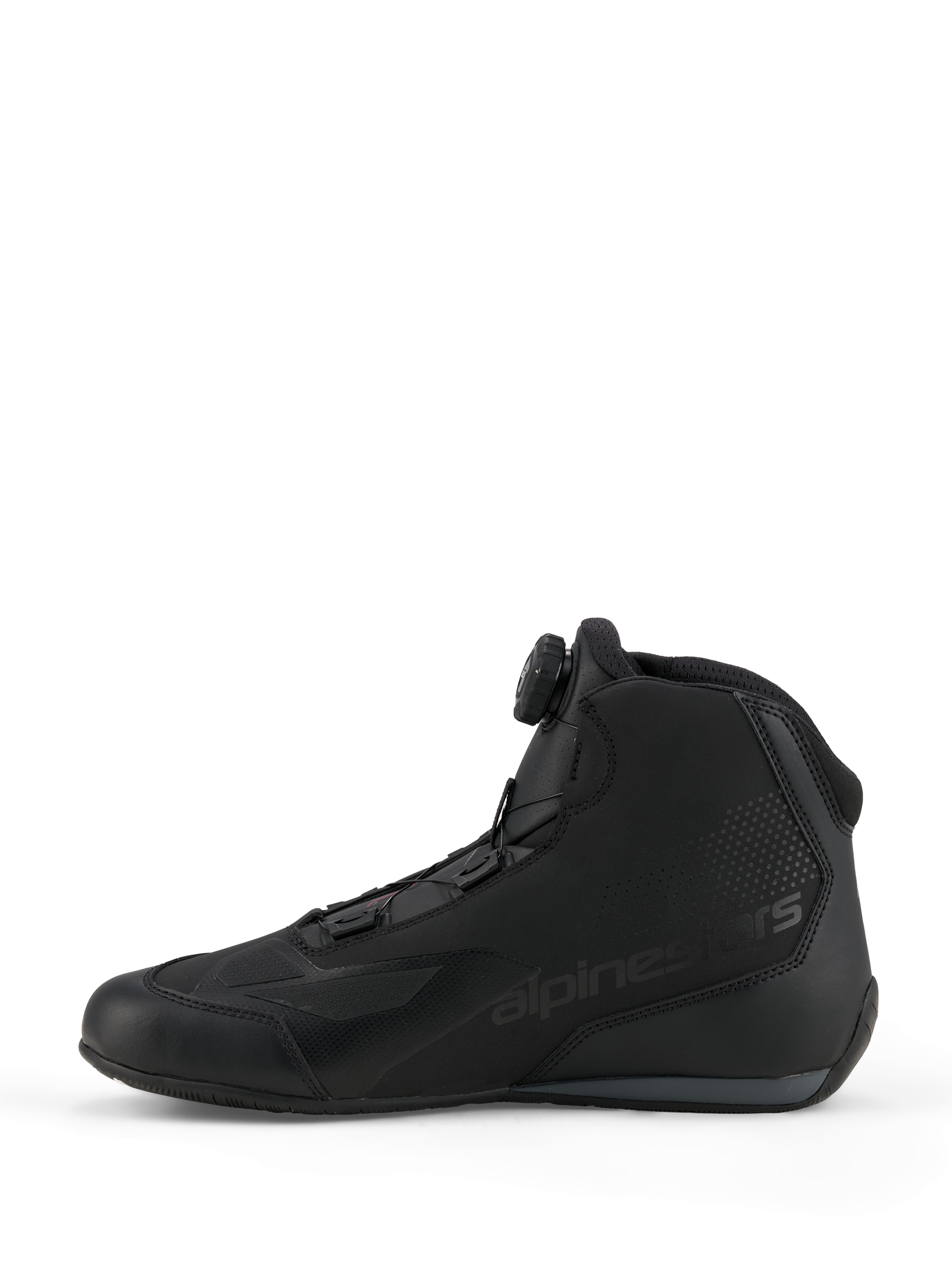 Alpinestars Celer Schuhe, Sport- und Renn-Motorradschuhe, Schwarz und Dunkelgrau, Seitenprofil-Ansicht mit integriertem Rotor-Verschlusssystem-Drehrad, technische Mikrofaser-Konstruktion mit Alpinestars-Branding, stromlinienförmiges Design für Performance